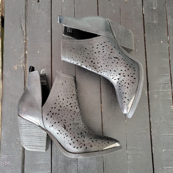 Not Rated Women's 7.5 For My Gals Black Perforated Booties Pointed Toe Notch - Picture 12 of 12